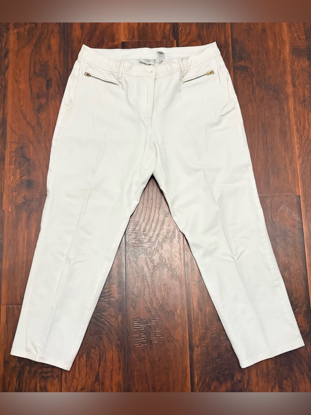 White Chico’s So Slimming ankle pants, labeled size 2.5 Ankle. Features gold-ton
